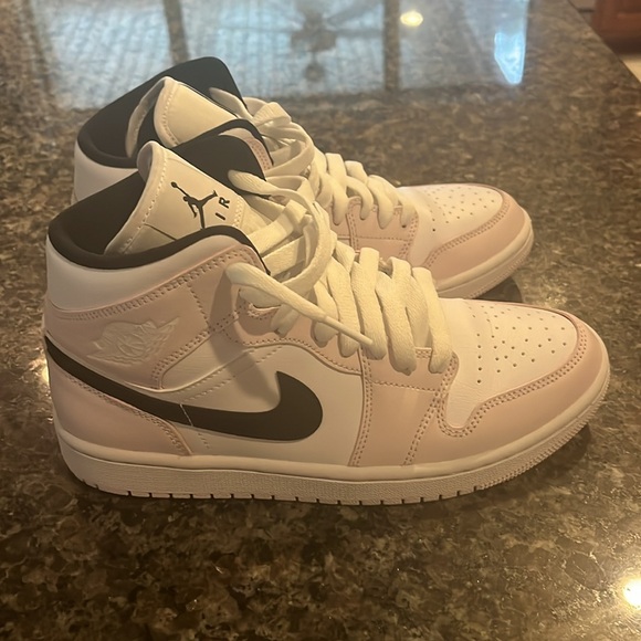 Women’s Size 8 Air Jordan 1 Mid Barely Rose , basically new, worn twice. - Picture 3 of 4